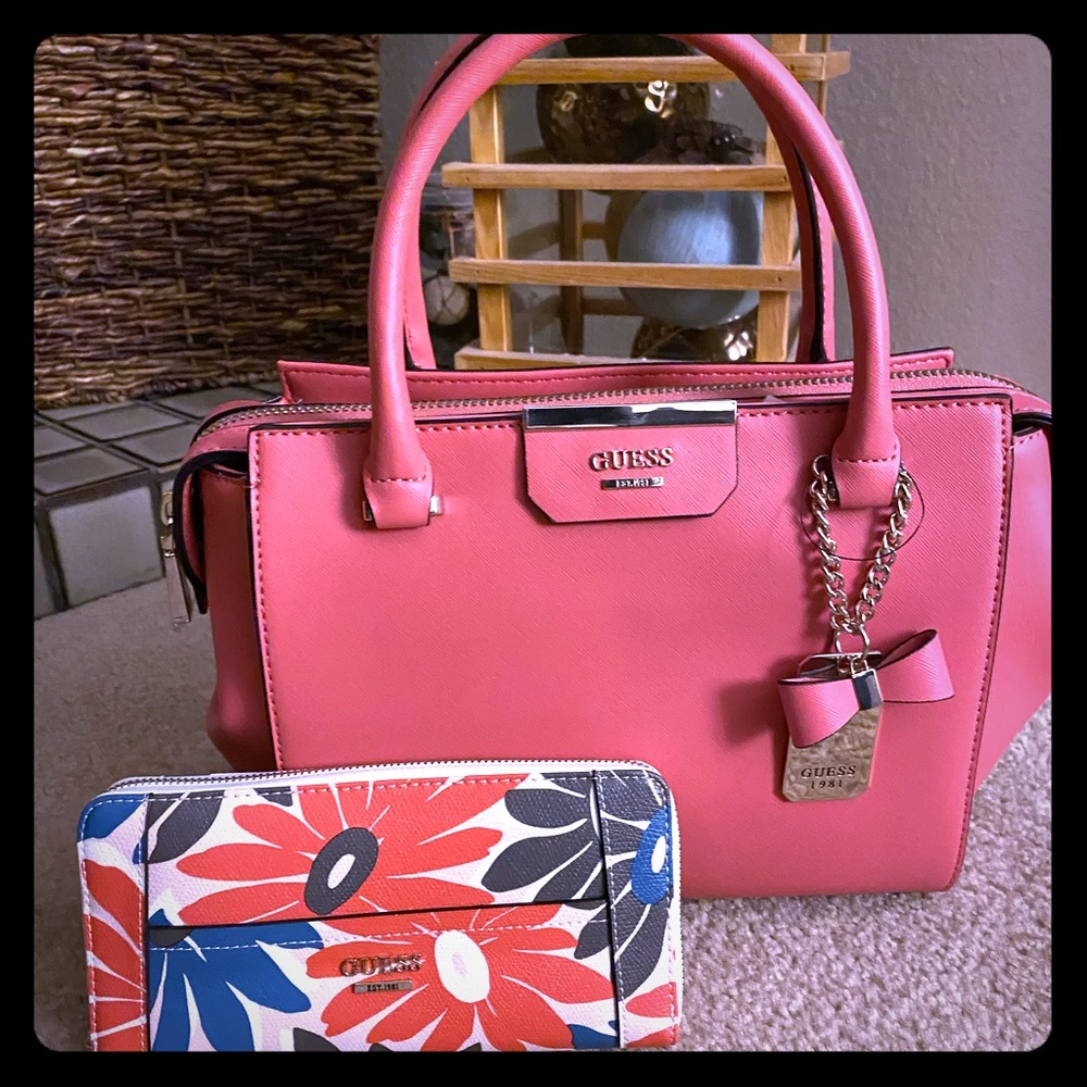 🚫SOLD🚫Guess handbag with wallet